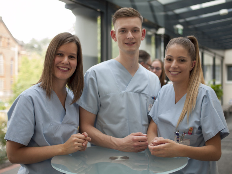 Pflegekräfte an der Hunsrück Klinik stehen zusammen